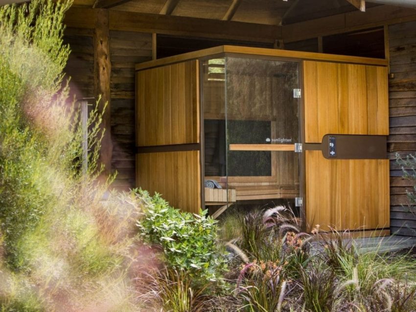 Un grand sauna infrarouge sur une terrasse couverte