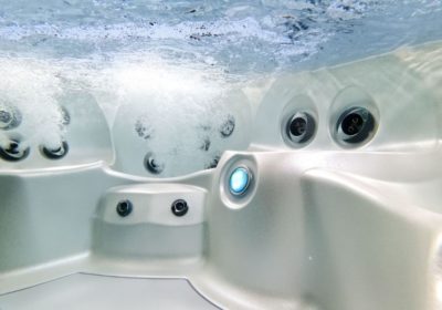 Découvrez les catalogues de nos spas de nage Jacuzzi® et Vivo Spa®