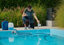 Votre pisciniste vous livre ses conseils pour maintenir l’eau propre et cristalline !