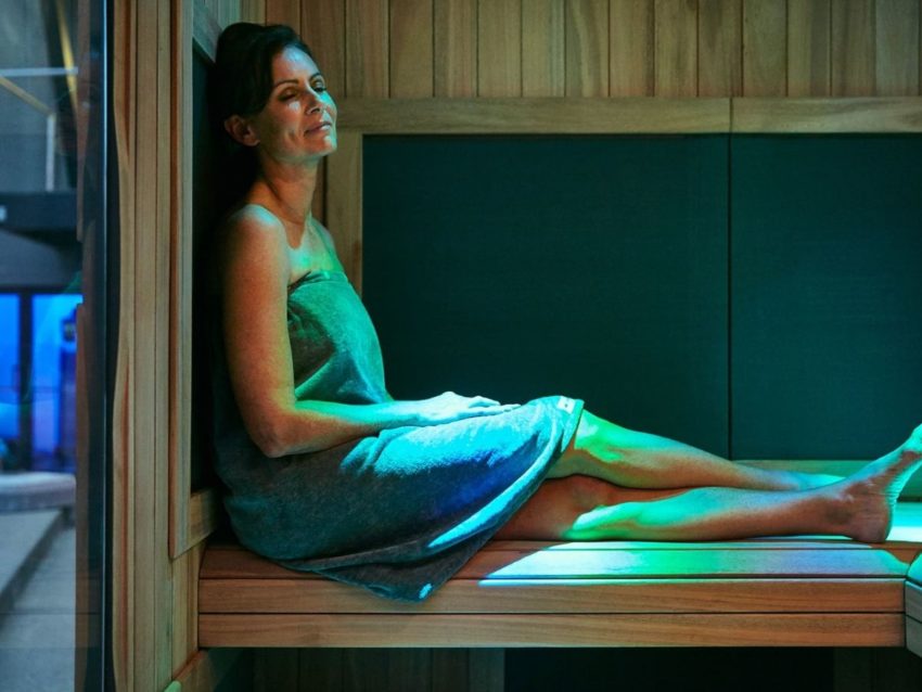 Une femme profite du sauna infrarouge pour se relaxer