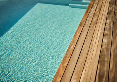 Installation d'une piscine avec abords en bois