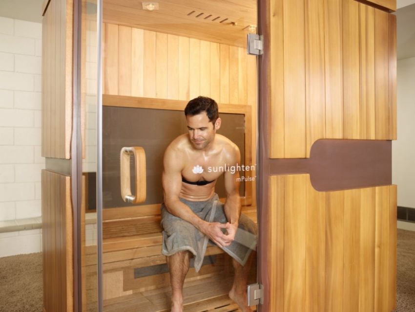 Un homme se détend dans un sauna infrarouge