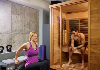 Un homme se détend après le sport dans un sauna infrarouge