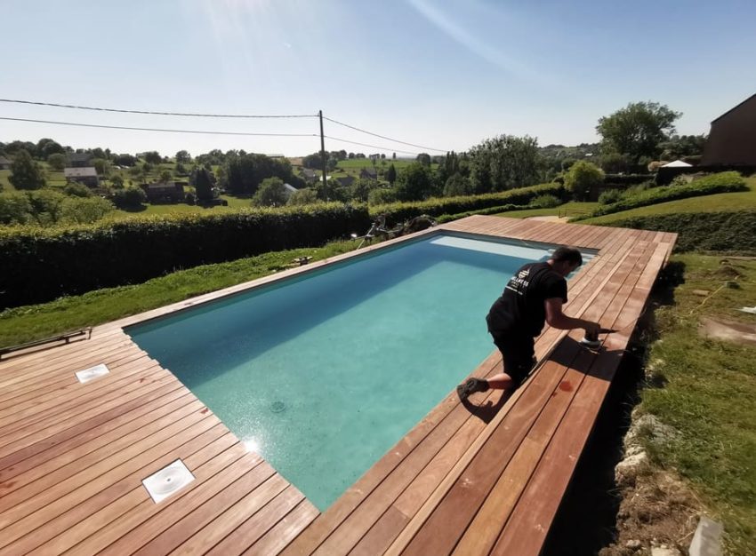 Piscine enterrée avec des finitions en bois à Liège