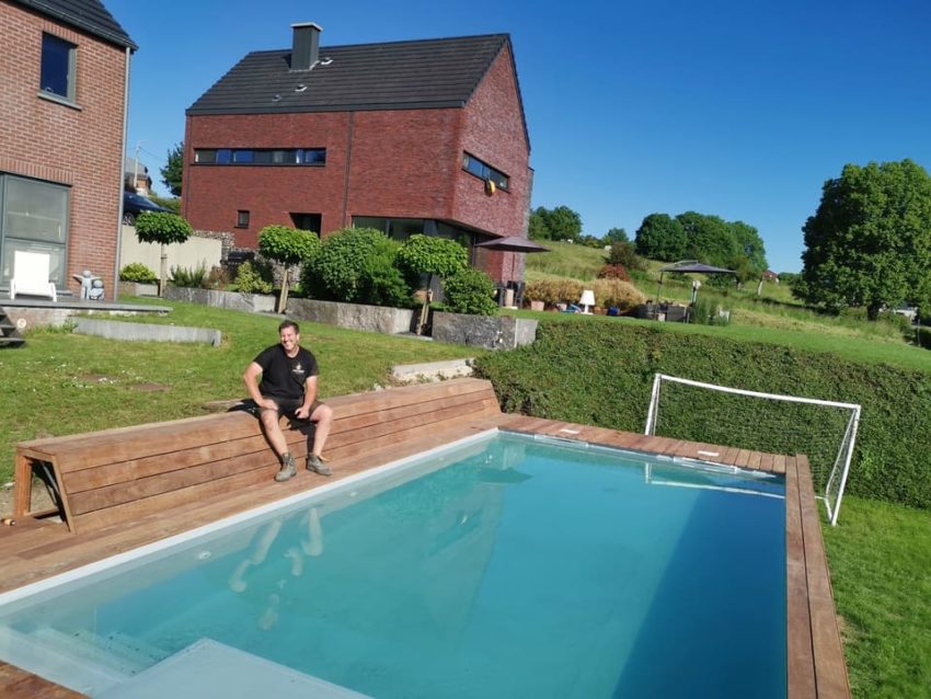 Installation d'une piscine en contre-bas dans un jardin à Liège