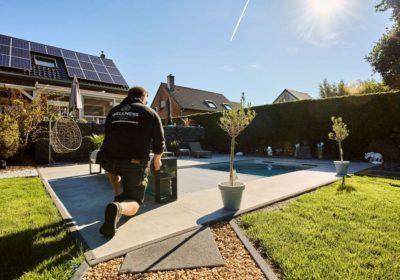 Installation et création de piscine avec terrasse en bois et volet électrique