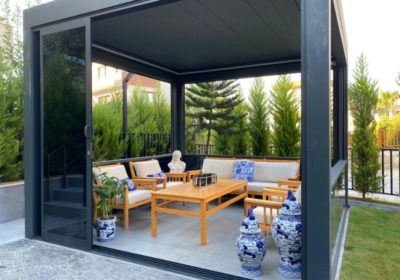 Pergola fermée pour jardin avec vitres coulissantes et système guillotine