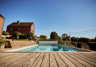 Création d'une piscine avec volet et abords en bois