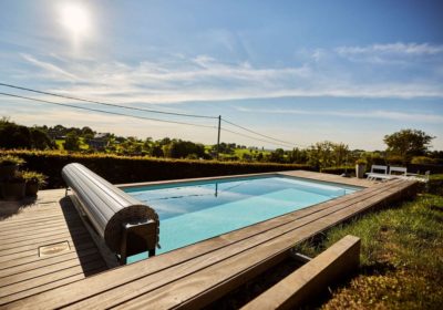 Création d'une piscine avec volet et abords en bois